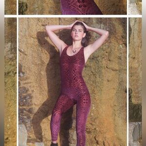 Warrior onesie - Medium - Maroon 💫